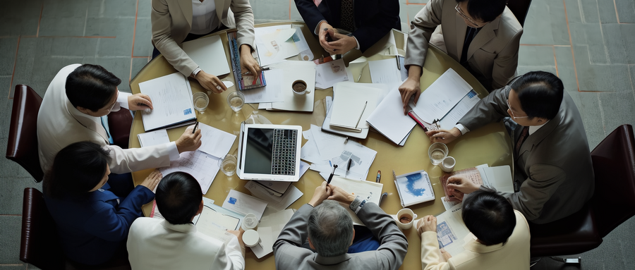 摄图网_600020521_wx_一群人在讨论工作（企业商用）