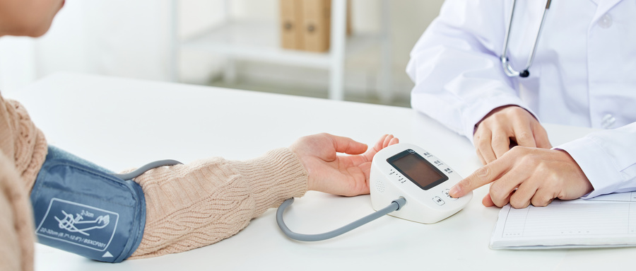 摄图网_507704383_wx_老人医院检查身体量血压特写（企业商用）